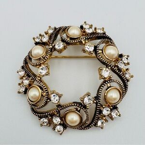 Monet Faux Pearl Wreath Pin Brooch Milgrain Gold Tone Classic Bling